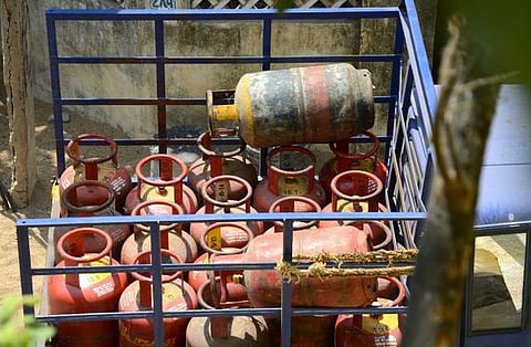 மானிய விலை சிலிண்டருக்கு வருவாய் உச்சவரம்பு: மத்திய அரசு பரிசீலனை