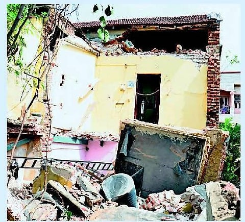 90 ஆண்டு பழைய கட்டிடம் சாந்தோமில் இடிந்தது: 2 குடும்பங்கள் தப்பின