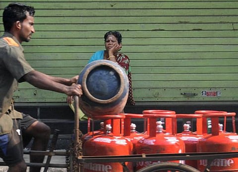 சிலிண்டர் தட்டுப்பாடு: மக்கள் அவதி - பதிவு செய்து 15 நாட்கள் ஆகியும் சப்ளை இல்லை