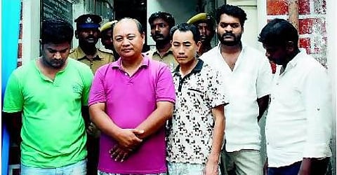 சந்தனக் கட்டைகளை கடத்த முயன்ற சீனா, தைவான் நாட்டினர் கைது: மீன்களுடன் சேர்த்து ஏற்றுமதி செய்ய முயற்சி