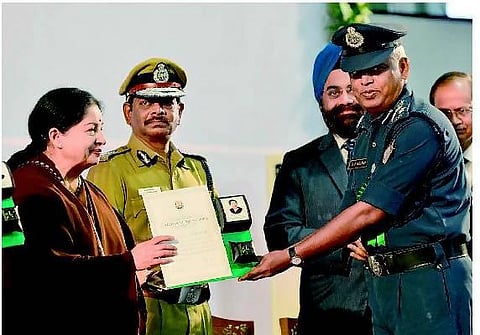 மீட்புப் பணியில் ஈடுபட்ட 3,750 பேருக்கு பரிசு, பாராட்டுச் சான்று: முதல்வர் ஜெயலலிதா வழங்கினார்