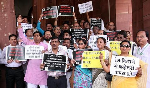 விலைவாசி உயர்வு: மக்களவையில் அரசு மீது எதிர்க்கட்சிகள் சரமாரி தாக்கு