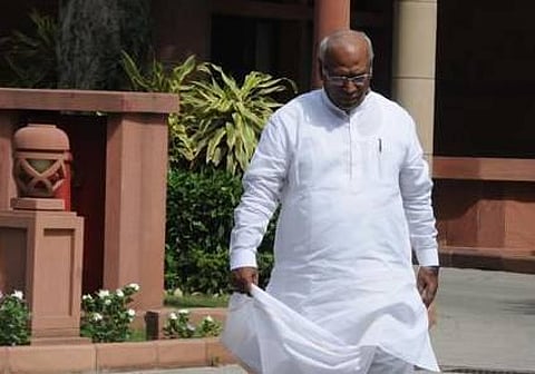 எதிர்க்கட்சித் தலைவர் பதவி: மக்களவை சபாநாயகருடன் மல்லிகார்ஜூன கார்கே சந்திப்பு