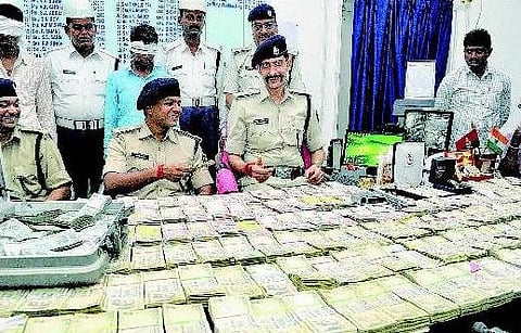 கிரிராஜுக்கு எதிராக பிஹார் சட்டசபையில் அமளி: வீட்டில் கொள்ளையடிக்கப்பட்ட பணம் எப்படி வந்தது?