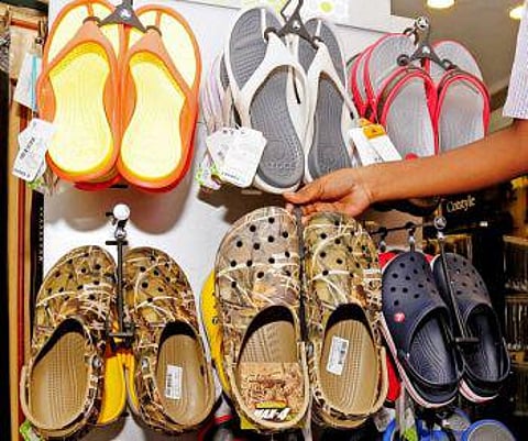 உற்பத்தி வரி 10% குறைப்பு: காலணி நிறுவன பங்குகள் மதிப்பு உயர்வு