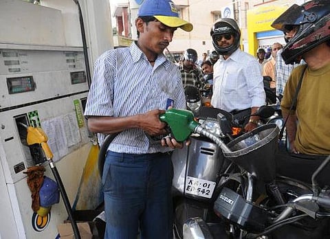 உற்பத்தி வரிச் சலுகை எதிரொலி: பிரீமியம் பெட்ரோல் விலை ரூ.5 குறைப்பு