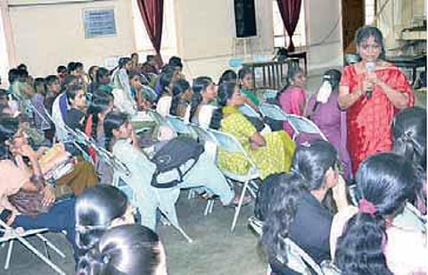 குடும்ப வன்முறைகளால் பாதிக்கப்படும் பெண்களுக்காக தனியாக இல்லம்- செயல்வடிவம் கொடுக்கிறார் செல்வகோமதி