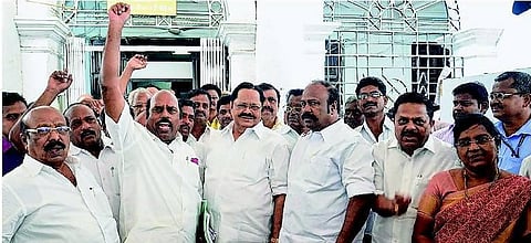 எதிர்க்கட்சியினரை ஓடுகாலிகள் என்பதா?- அவைக்கு வெளியே திமுக, தேமுதிக ஆவேச பேட்டி