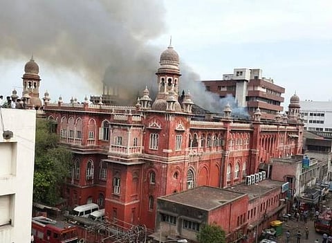 பாரிமுனை ஸ்டேட் வங்கி கட்டிடத்தில் பயங்கர தீ: ஊழியர்கள் தப்பினர்; முக்கிய ஆவணங்கள் சேதம்