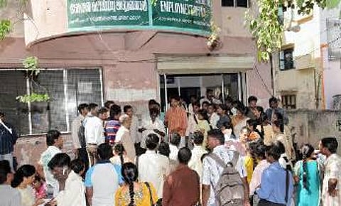 வேலைவாய்ப்பு அலுவலகப் பதிவை புதுப்பிக்க தவறியவர்களுக்கு சிறப்பு சலுகை: பேரவையில் அமைச்சர் மோகன் அறிவிப்பு