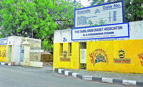 வேட்டி அணிந்து சென்ற நீதிபதி, வழக்கறிஞர்களுக்கு கிரிக்கெட் கிளப்பில் அனுமதி மறுப்பு