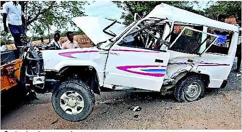 அரசுப் பேருந்து கார் மோதல்: ஒரே குடும்பத்தைச் சேர்ந்த 7 பேர் பலி - தாராபுரம் அருகே கோர விபத்து