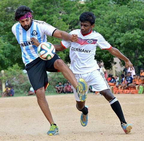 கல்லூரி மாணவர்களுடன் கால்பந்து விளையாடிய நடிகர் ஆர்யா