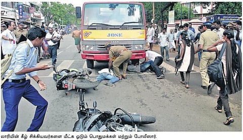 போலீஸார் தந்த அதிர்ச்சி வைத்தியம்- நாகர்கோவிலில் தத்ரூபமாக அமைந்த விபத்து ஒத்திகை நிகழ்ச்சி