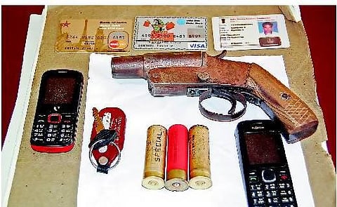 அனுமதியின்றி துப்பாக்கி வைத்திருந்த தேமுதிக நிர்வாகி கைது: 3 குண்டுகள், 2 செல்போன் உள்ளிட்டவை பறிமுதல்