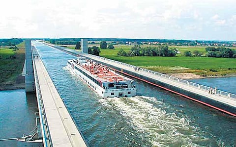 பாலத்தில் செல்லும் படகு- விந்தை உலகம்