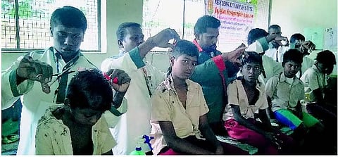 காமராஜர் பிறந்தநாள் விழா: பள்ளி மாணவர்களுக்கு சிகை திருத்தம்- 13 ஆண்டுகளாக தொடரும் சேவை