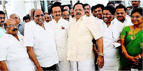 முதல்வர், அமைச்சருடன் மோதல்: பேரவையில் திமுக வெளிநடப்பு