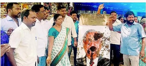 புதுச்சேரி ஆளுநரை வெளியேறக் கோரி என்ஆர் காங்கிரஸ் போராட்டம்- ஆளுநர் படத்தின் மீது சாணி, முட்டை வீச்சு