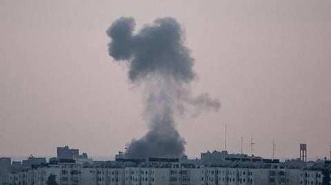 காஸாவிலிருந்து வெளியேறும்படி பொதுமக்களுக்கு இஸ்ரேல் எச்சரிக்கை: ஹமாஸ் தலைவர்களின் வீடுகள் மீது தீவிர தாக்குதல்