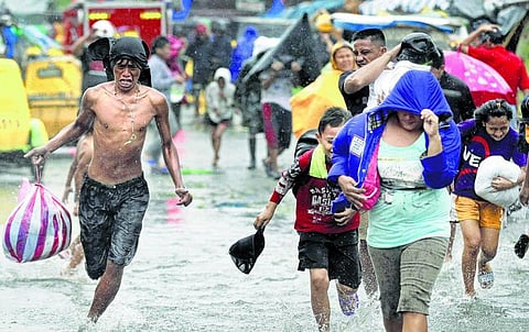 பிலிப்பின்ஸில் ‘ரம்மசன்’ புயல் லட்சக்கணக்கானோர் வெளியேற்றம்: 150 கி.மீ. வேகத்தில் பலத்த காற்று; 13 பேர் பலி