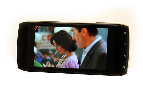 மனைவியுடன் டின்னரின்போது ஸ்மார்ட் போனை வருடுபவரா நீங்கள்?