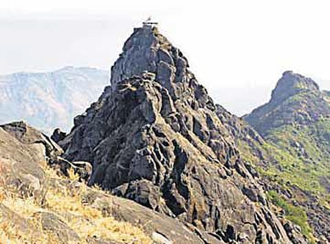 மலை உச்சியில் நேமிநாதர்