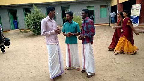 வேட்டிக்கு சல்யூட் அடிக்கும் இளசுகள்