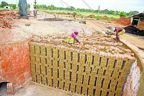 54 ஆண்டுகளாக செங்கல் தயாரிப்பில் ஒரு கூட்டுறவு சங்கம்- கக்கன் அமைச்சராக இருந்தபோது லால்குடி அருகே தொடங்கப்பட்டது