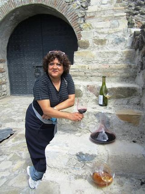 பார் மகளே பார்... மதுபானக் கடைகளைத் திறமையின் களமாக்கும் தேவதைகள்!