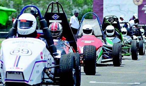 இன்ஜினீயரிங் மாணவர்கள் கூட்டாக தயாரித்த ரேஸ் கார்கள்: பந்தயத்தில் பங்கேற்பு