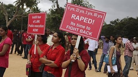 பள்ளிச் சிறுமி பலாத்காரம்: பெங்களூரில் போராட்டக்காரர்கள் மீது போலீஸ் தடியடி