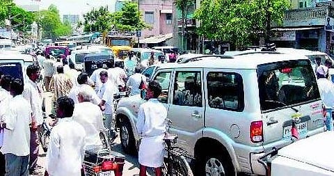 காஞ்சி நகரில் 43 ஆண்டுகளுக்கு பிறகு போக்குவரத்து ஆய்வாளர் நியமனம்: நீண்ட கால போக்குவரத்து பிரச்சினைக்கு தீர்வு கிடைக்குமா?