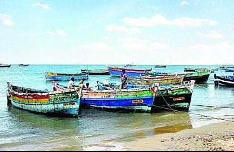 இலங்கை கடற்படையினரால் தமிழக மீனவர்கள் 38 பேர் சிறைபிடிப்பு