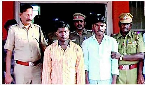 ஏட்டு கொலை வழக்கில் கவுன்சிலர் மகன்கள் கைது: மணல் கடத்தல் புள்ளிகள் ஓட்டம்