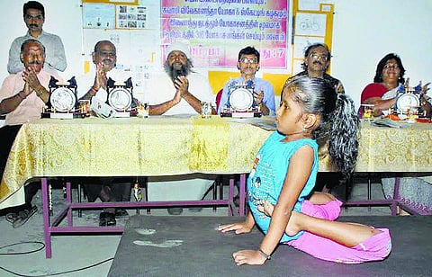 16 நிமிடத்தில் 369 ஆசனம் 7 வயது மாணவி சாதனை