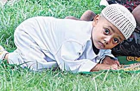 கொஞ்சி மகிழாத ஒரு தந்தை