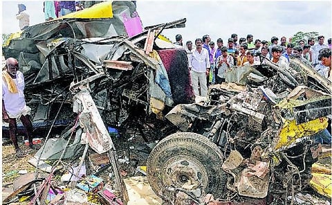 தெலங்கானா ரயில் விபத்து பரிதாப காட்சிகளும் தகவல்களும்
