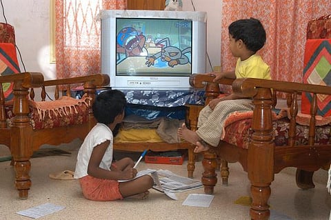 டிவி பார்க்கும் குழந்தைகள்: நன்மையா? தீமையா?