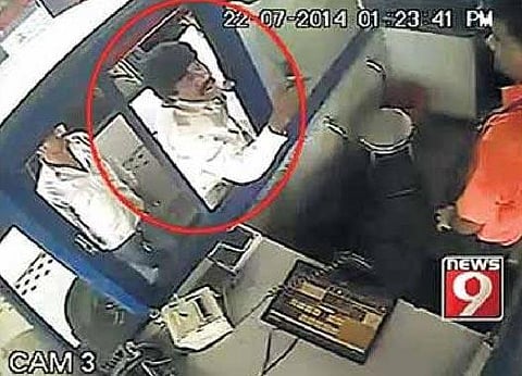 சுங்கச் சாவடி ஊழியர் மீது தாக்குதல்: கன்னட அமைப்பினரை கைது செய்ய போலீஸார் தயக்கம்