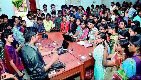 ரோபோ தயாரித்து மாணவர்கள் சாதனை: அண்ணா பல்கலை.யில் தொழில்நுட்ப பயிலரங்கம்