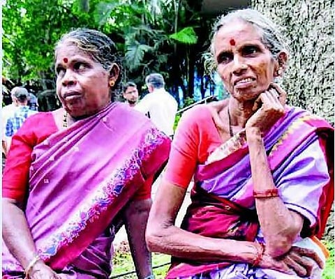 ஊதிய உயர்வுக்காக 43 ஆண்டு போராடிய துப்புரவு தொழில் சகோதரிகள்