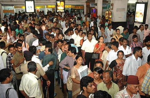 பழனி, மங்களூர் உட்பட சில எக்ஸ்பிரஸ் டிக்கெட் முன்பதிவில் மாற்றம்: திருவள்ளூர், அரக்கோணம் ரயில் நிலையங்களில் டிக்கெட் கிடைக்காமல் பயணிகள் அவதி