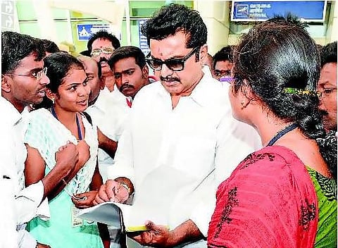 வனக் கல்லூரி மாணவர்கள் சரத்குமாரிடம் மனு: முதல்வரிடம் வலியுறுத்தக் கோரிக்கை