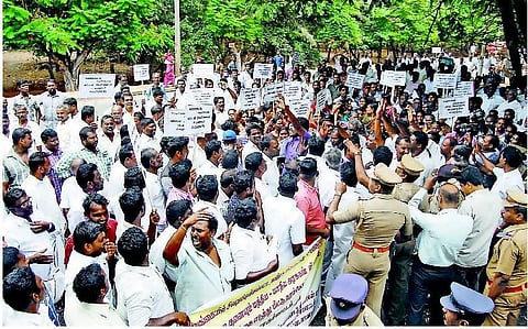 தமிழக மீனவர்கள் ஆக. 2-ல் இலங்கையில் அகதிகளாக தஞ்சமடையும் போராட்டம்: ஆவணங்களை ஒப்படைத்த 500 விசைப்படகு உரிமையாளர்கள்