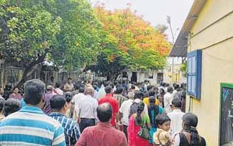 பீதியை கிளப்பிய வெடிகுண்டு செயலிழப்பு ஒத்திகை: பெற்றோர் வற்புறுத்தலால் பள்ளிக்கு விடுமுறை