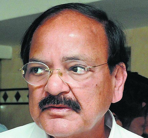 16 முன்னாள் மத்திய அமைச்சர்கள் அரசு பங்களாவை காலி செய்யவில்லை: மக்களவையில் வெங்கய்ய நாயுடு தகவல்