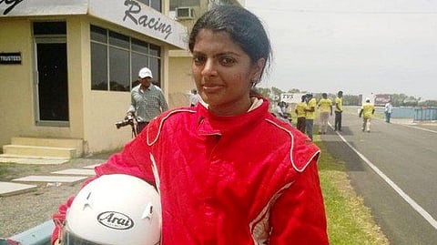 காலேஜ் கார் ரேஸ் சீறிப் பாய்ந்த இளசுகள்