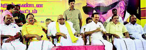 பேரவை நடவடிக்கைகளைக் கண்டித்து திமுக பொதுக் கூட்டம்: திமுக தலைவர் கருணாநிதி உரையாற்றினார்