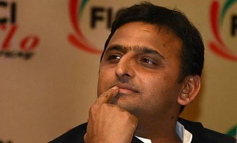 சஹாரன்பூர் கலவரக்காரருடன் முதல்வர் அகிலேஷ் யாதவ் எடுத்த புகைப்படத்தால் உ.பி.யில் சர்ச்சை